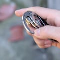 Pikkukuva 3 / 5: Monitoiminen Mini Työkalut Ulkokäyttöön Karabiner Ruuvimeisseli Jakoavain Avaimenperä (2kpl, hopea)
