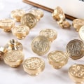 Miniatyrbilde 3 av 5: Elite Brass Retro Alphabet Initials Voksforseglingsstempel 26 Bokstaver A-z Voksforseglingsstempel For Postdekorasjon DIY Kortlaging L