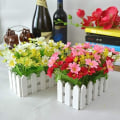 Miniatyrbillede 4 af 5: Kunstige potteplanter, kunstige blomster kunstig plante gule og hvide hibiscus blomster træhegn, bryllupsdekoration 16 * 8,5 * 13 cm.