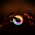 Miniatyrbillede 2 af 5: LED-fidgetspinner i metal med lys - Partygave med rig lysshow - Angstreducerende sensorisk legetøj til børn og voksne D robin blue_RY