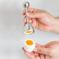 Miniatyrbild 3 av 5: Äggdelare i rostfritt stål med skedar och äggkoppar, för kokta och kokta ägg.