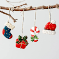 Miniatyrbild 2 av 5: Julminiatyrprydnadsföremålssats Resin Dollhouse Hängande Landskapsprydnader för Snöig Vintergirlang Tillbehör 4 st Färger