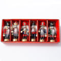 Miniatyrbild 1 av 3: Julpynt i trä - Nötknäppare 8 cm Miniatyrfigurer Soldat Nötknäppare Dockor, Nötknäppare Kung Figuriner Hängande Pynt Kompatibel Med Tra