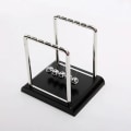 Miniatyrbilde 3 av 5: Newtons Vugge Balanse Stål Kuler Pendelkule Fysikk Vitenskap Pendel Ornamenter Intelligent Leke Skrivebord Vugge Tidlig Utdanning