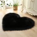 Hjerteformet tæppe, fluffy imiteret pels tæppe, superblødt maskinvaskbart shaggy tæppe til soveværelse, stue, børneværelse, sort 70x90 cm