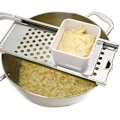 Pikkukuva 4 / 5: Ruostumattomasta teräksestä valmistettu pastaleikkuri, keittiöväline, raastin ja taikinanraaputin, manuaalinen nuudelien valmistustyökalu mukavalla kahvalla