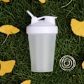 Miniatyrbillede 5 af 5: Blender Shaker-flaske med klassisk løkketop og rustfrit stålpiskerkugle - perfekt til proteinshakes og før træning (Klar krop - 473 ml, Hvid/Klar)