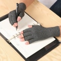 Miniatyrbillede 5 af 5: Åndbare Handsker Gigt Kompression Anti-Slip Åndbare Sygepleje Halvfinger Handsker (M)