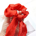 Pikkukuva 3 / 5: Punaiset satiinihiuslenkit Solmut Elastisen hiuslenkit Poninhäntäpidikkeet Hiukset sidotut nauhat Bunny Ear Scrunchies Tytöille Naisille (6 kpl)