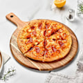 Miniatyrbilde 2 av 5: Pizzaform i tre med langt håndtak, rundt skjærebrett, hakkeplate, grønnsaker, kake, brød, dessert, biff, kjøtt, serveringsbrett, kjøkkenutstyr
