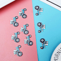 Pikkukuva 3 / 3: 50 kpl DIY Puiset Napit Sarjakuva Traktorit Painatus Kaksi Reikää Hienoreunaiset Napit Ompeluun Scrapbooking Käsinmaalatut Kengät ja Hatut