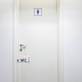 Miniatyrbild 2 av 4: Medelhavsinspirerad handgjord vägghängd WC-skylt i trä (Fyr)
