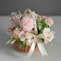 Miniatyrbilde 5 av 5: Flettet blomsterkurv i kurv, med håndtak og hvitt bånd, bryllupsblomsterpikekurver, for hjemmet Gar