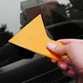 Pikkukuva 5 / 5: Muovinen keltainen auton ikkunatarra kalvon kaavin lasta puhdistustyökalu 10,5x9,5cm