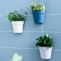 Miniatyrbild 4 av 9: Vägghängda blomkrukor i plast utanför white