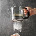 Miniatyrbild 5 av 6: Köksmjölsil Handhållen halvautomatisk sockersikt Pulverskakare Handtag Mätkopp Bakverksverktyg Bakningsläckage single layer