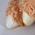 Miniatyrbild 6 av 6: Mysig Sengångare-kudde: Perfekt för alla, kardborretassar Brun