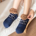 Miniatyrbillede 3 af 4: Fluffy Slippersokker til Kvinder og Mænd - Varmeholdende Sokker i Strikket Uld med Sherpafoer - Fuzzy Sengesoks - One Size - Skridsikker Navy