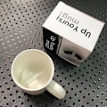 Miniatyrbilde 3 av 5: Keramisk kaffekopp i form av en langfinger