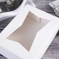 Miniatyrbillede 8 af 8: 8 tommer hvide kageæsker med vindue, automatisk pop-up rektangulær bageriæske til muffins og bagværk, chokoladeovertrukket jordbær papkasse gennemsigtigt låg Trea White