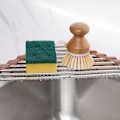 Miniatyrbillede 3 af 8: Trekantet sammenrullelig opvaskestativ til vaskhjørne, lille sammenklappelig rustfrit stål over vasken, multifunktionel køkkenafløbsbakke, grydeunderlag, rustfrit S Brown
