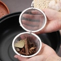 Miniatyrbillede 2 af 4: 2 stk. rustfrit krydderibold i rustfrit stål til køkken, suppe, krydderi, gryderet, filter, køkkenredskab, metaltepose, tebold, 9 cm