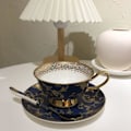 Miniatyrbild 3 av 8: ® YBK Tech Euro Style Benporslinskopp & Fatbricka Set, Keramisk Te- & Kaffeekopp för Hem, Kök, Bröllop (Retro Blommönster - Mörkblå) Retro Flower Pattern Dark Blue