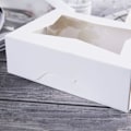 Miniatyrbilde 6 av 8: 8 tommers hvite kakebokser med vindu, automatisk popup rektangulær bakeriboks for muffins og bakverk, sjokoladedekket jordbær kartong klart lokk Trea White