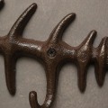 Miniatyrbilde 3 av 5: Dekorativ veggmontert håndkleholder i form av fiskeben, stilig støpejernsheng med 4\" fiskekrok, rustbrun db
