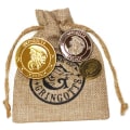 Pikkukuva 1 / 5: Hogwarts-elokuvan oheistuotteet Gringotts Wizard Bankin kultakolikot rahapussilla Db Brown S