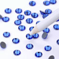 Miniatyrbilde 4 av 4: Sett med hotfix-stein og runde, flate baksider i farget glass med krystallklar og transparent AB i 6 størrelser og 12 farger - Rhinestones for håndverk DB