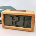 Miniatyrbild 2 av 5: Digital väckarklocka radiostyrd väckarklocka bordsklocka massivt trä vattentät väckarklocka DB
