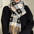 Miniatyrbillede 4 af 5: Elegant Hjertemønstret Dame Sjal - Varmt, Vindtæt Polyester Sjal til Aftendater & Fødselsdagsgaver, Perfekt Efterårs/Vinter Tilbehør db Black
