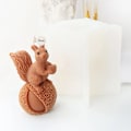 Miniatyrbilde 2 av 5: Søt ekorn kongle stearinlys mugg leker ekorn statue håndverk gips stearinlys fremstilling harpiks form