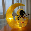 Miniatyrbillede 1 af 4: Astronaut Byggeklodser Med LED Lys Bekendelse ballon Hval Astronaut Mini Diamant Klodser