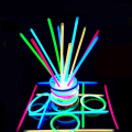 Miniatyrbillede 3 af 7: Fest Fluorescens Lys Glow Sticks Armbånd Halskæder Neon Til Bryllup Fest Glow Sticks Bright Farverig Glow Stick