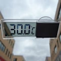 Pikkukuva 3 / 4: LCD lämpömittari kirkas digitaalinen auto tuulilasi sisä lämpötila imu kuppi 2,8 cm x 9,3 cm x 1,5 cm
