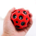 Miniatyrbild 6 av 10: Hög Resiliens Hål Bollen Mjuk Bouncy Ball Anti-fall Måne Shape Porös Bouncy Ball Barn Inomhus Utomhus Leksak