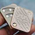 Miniatyrbild 8 av 8: Metall Skull Push Slider Stress Lättnad Leksak Anti Stress EDC Topp Spinning Poker Leksaker Bärbar Dekomprimera Magnetisk Leksaker Vuxna Gåvor