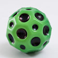 Miniatyrbild 7 av 9: Användbar hål boll mjuk studs boll anti-fall måne form porös studs boll barn inomhus leksak