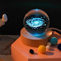 Miniatyrbillede 3 af 4: 3D krystal lys lampe glødende planetarisk galakse nat lys krystal kugle nat lys sengekant lys hjem indretning