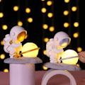 Miniatyrbillede 3 af 6: Astronaut Nat Lys Sejr Salut Rummand Harpiks Skulptur Stue Værelse Børn Soveværelse Sengebord Bord Lampe