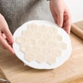 Miniatyrbilde 5 av 6: 19 Hull Kjøkken Tilbehør Deig Press Ravioli Making Mugg Dumpling Mugg