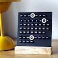 Miniatyrbillede 2 af 5: Akryl Træ Base Håndlavet Gør-det-selv Kalender Kontor Desktop Hjem Dekorativ Digital Lille Ornament