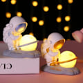 Miniatyrbillede 6 af 6: Astronaut Nat Lys Sejr Salut Rummand Harpiks Skulptur Stue Værelse Børn Soveværelse Sengebord Bord Lampe