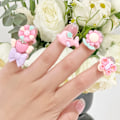 Miniatyrbillede 7 af 7: Høj kvalitet 36 stykker Børn Søde Ringe Harpiks Tegnefilm Smykker Blomster Form Justerbar Ring Sæt Kreativt Tilbehør til pige