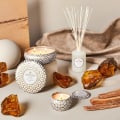 Miniatyrbild 4 av 4: Voluspa 3-Wick Candle Decorative Tin Suede Blanc 340g Vit