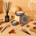 Pikkukuva 4 / 4: Voluspa 3-Wick Candle Decorative Tin Ambre Lumiere 340g Black