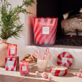 Miniatyrbillede 4 af 4: Voluspa Crushed Candy Cane Textured Glass Candle 184g Red