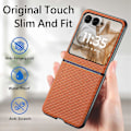 Miniatyrbillede 5 af 5: Carbonfiber-tekstur Telefonetui til Motorola Razr 50 Brown